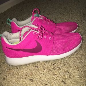 Nike roshe tennis shoes